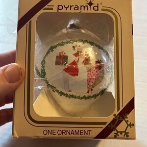 VTG-Pyramid-ball ornament-kissing couple MCM ornament inbox made in USA